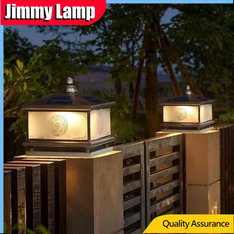 Outdoor Lighting Brass - โคมไฟติดผนังพลังงานแสงอาทิตย์กลางแจ้ง สไตล์เรโทรจีน โคมไฟเสาทองเหลือง LED กันน้ำ IP65
